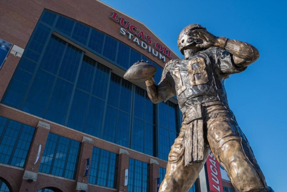 Free Parking! Downtown King Suite Lucas Oil- Conv Center Skywalk#1 Индианаполис Экстерьер фото